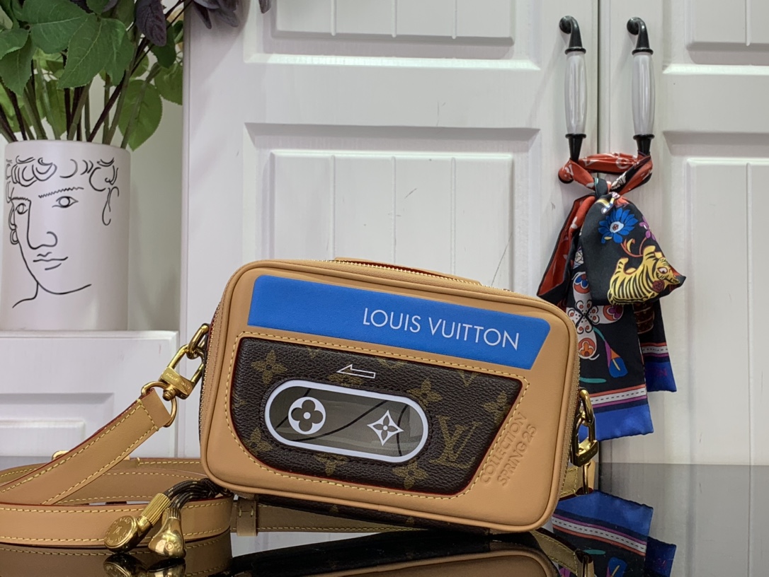 LV BALADEUR WEARABLEWALLET Handbag