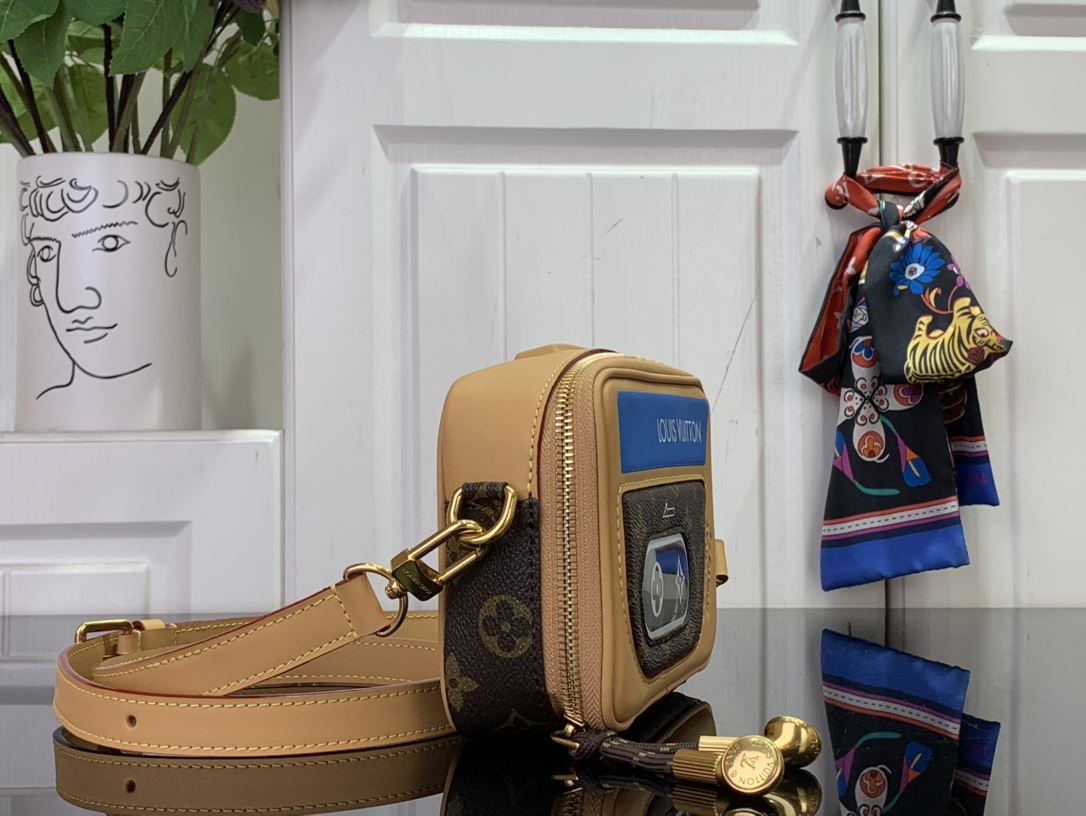 LV BALADEUR WEARABLEWALLET Handbag