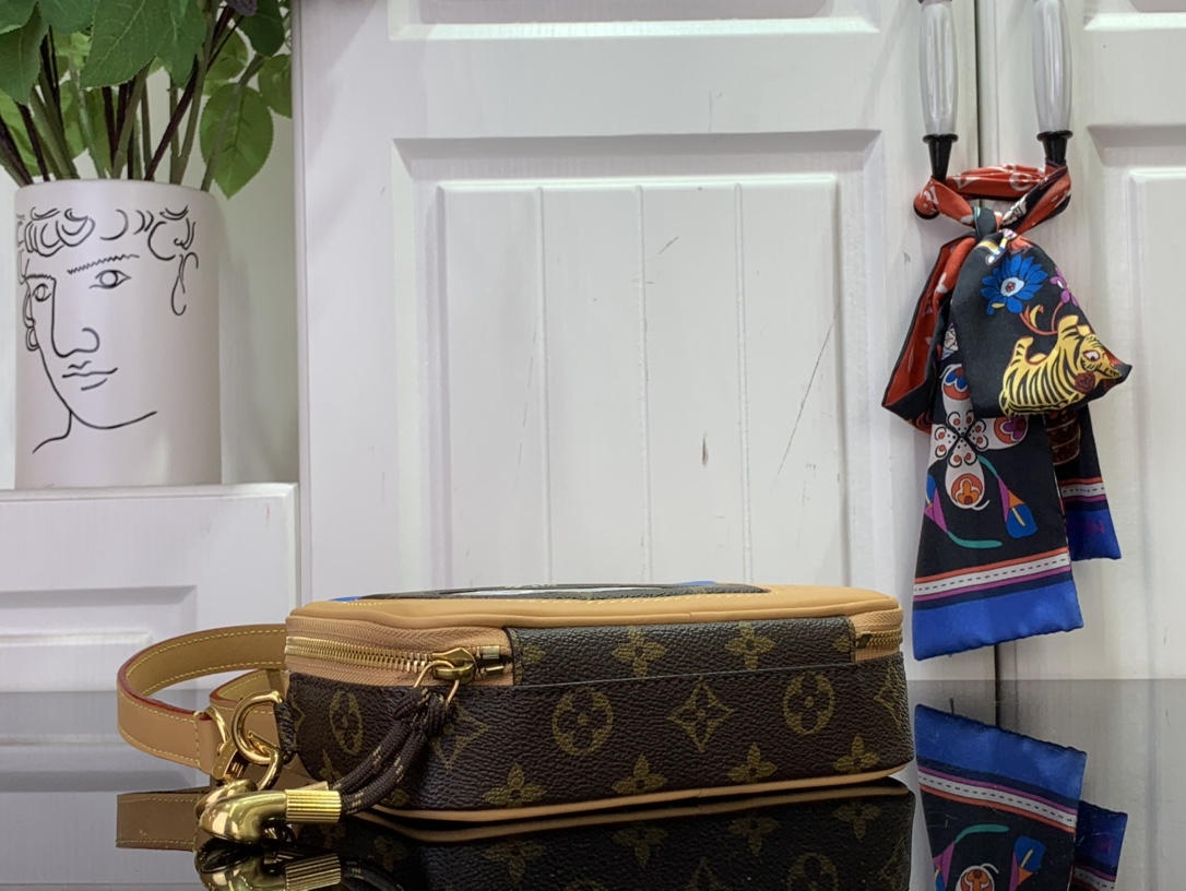 LV BALADEUR WEARABLEWALLET Handbag