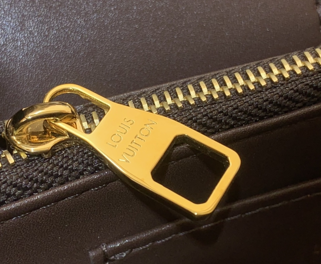 LV CAPUCINES SOUPLE Medium Handbag