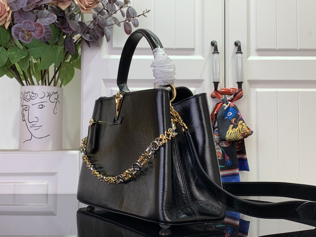 LV CAPUCINES SOUPLE Medium Handbag