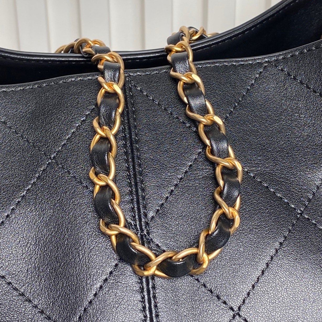 Chanel 25A Métiers d'Art hobo bag