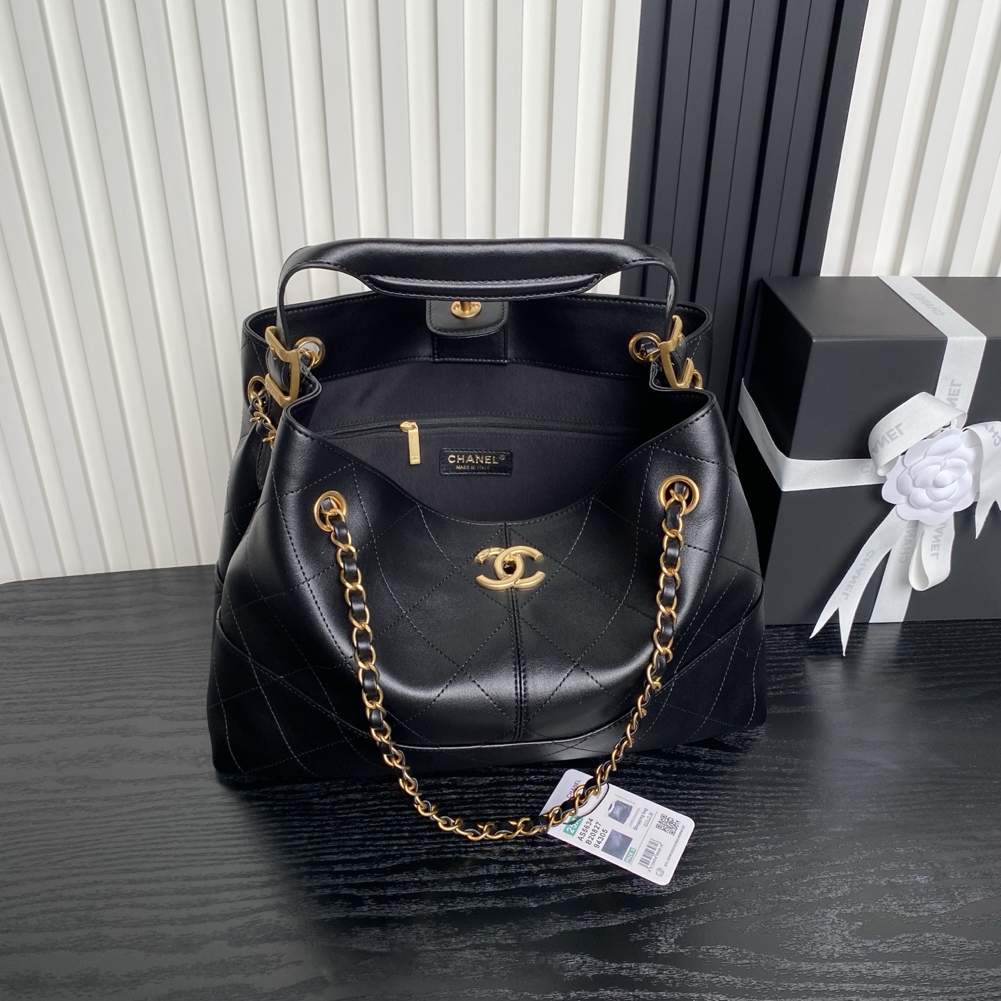 Chanel 25A Métiers d'Art hobo bag