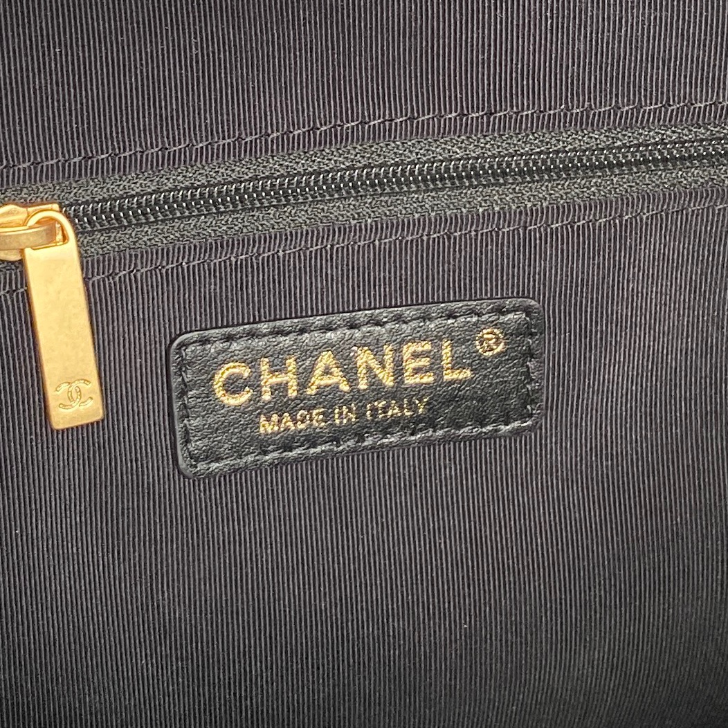 Chanel 25A Métiers d'Art hobo bag